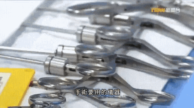 a bunch of scissors are on a clipboard with chinese writing