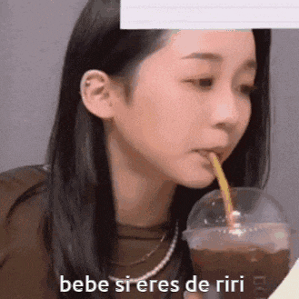 a woman drinking a drink through a straw with the words bebe si eres de riri above her