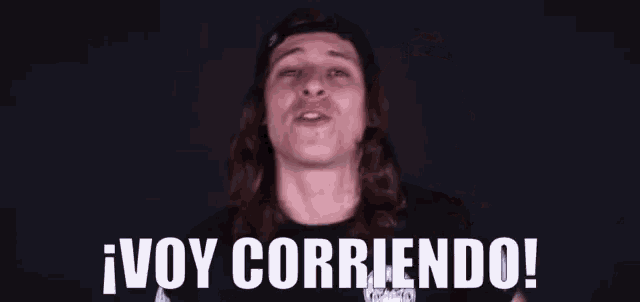 a man with long hair says " voy corriendo "