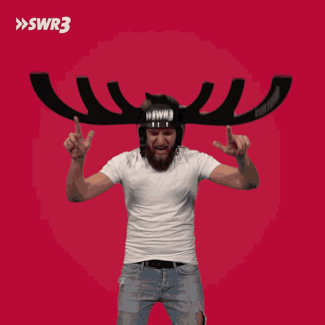 a man wearing a helmet that says swr3