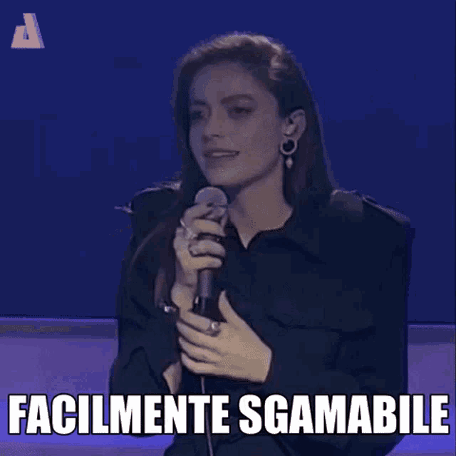 a woman is holding a microphone and pointing at the camera with the words facilmente sgamabile written below her