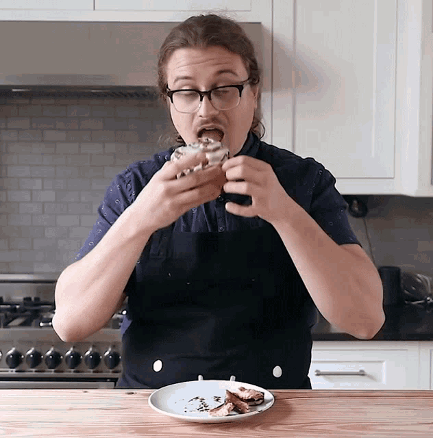 Eating Joshua Weissman GIF - Eating Joshua Weissman Biting GIFs