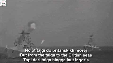 a black and white photo of a ship in the ocean with the words " no ot taigi do britanskikh morej "
