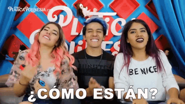 a man and two women are posing for a photo with the words " como estan " written on the bottom