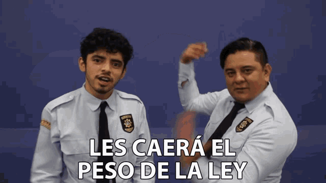 two men standing next to each other with the words les caera el peso de la ley written on the bottom