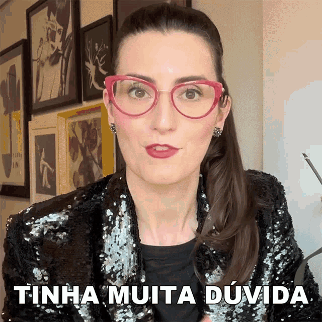 a woman wearing glasses says tinha muita duda