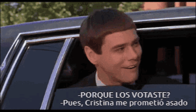 a man in a tuxedo is sitting in a car with the words porque los votaste