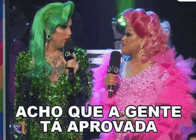 two drag queens are standing next to each other with the words " acho que a gente ta aprovada " on the bottom