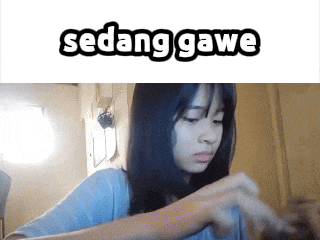 a picture of a girl with the words sedang gawe written above her
