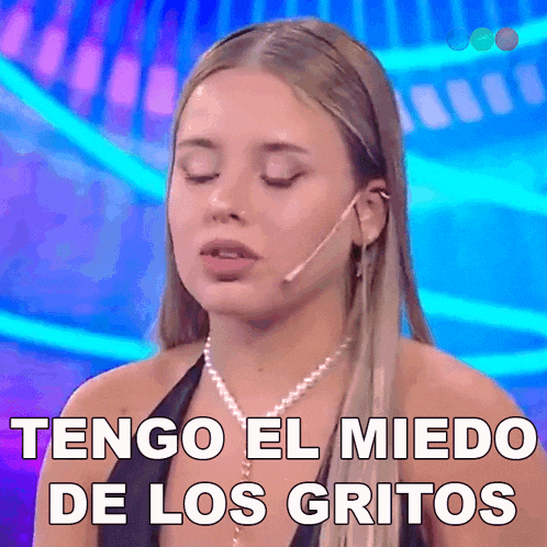 a woman says tengo el miedo de los gritos on a blue background
