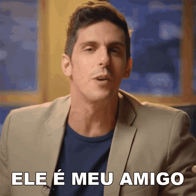 a man in a suit says ele é meu amigo
