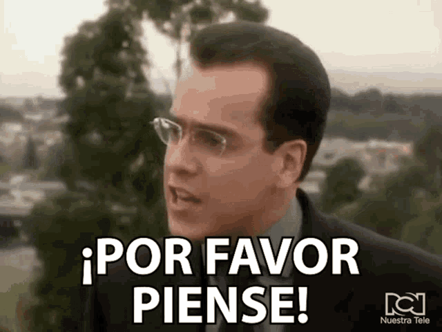 a man wearing glasses says por favor pense