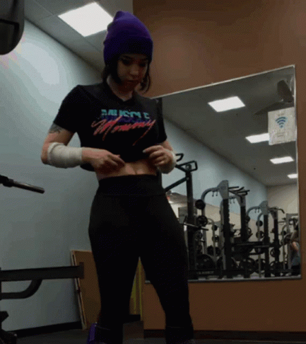 Amberthevalkyrie Muscle Mommy GIF - Amberthevalkyrie Muscle Mommy Absolutely Fabulous GIFs