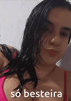 a woman in a pink bra with the words so besteira on the bottom right