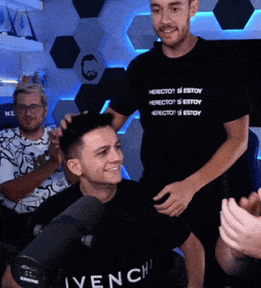 a man wearing a black shirt that says herecto