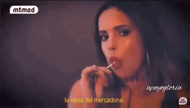 a woman is holding a lollipop in her mouth and says y tambien soy una pija que no toca una fregona .