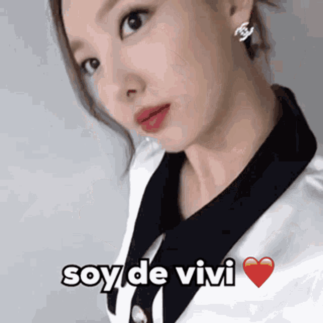 a close up of a woman 's face with the words soy de vivi on the bottom