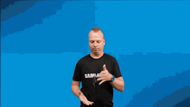 a man wearing a black shirt that says samimobile on it