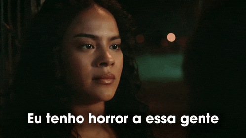 a woman in a dark room with the words e um bando de ze ninguem que nunca vai crescer na vida