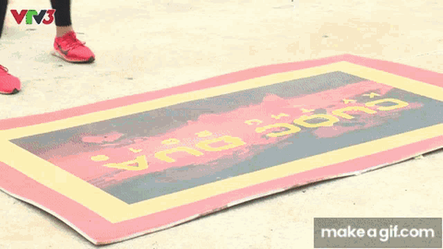 a person 's feet are on a rug that says ' and dua '
