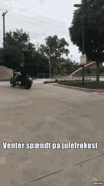a man riding a motorcycle with the words enter spendt pa julefrokost written below him