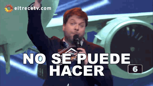 a man speaking into a microphone with the words no se puede hacer