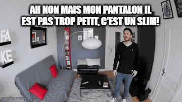 a man is standing in a living room with the words ah non mais mon pantalon il est pas trop petit c est un slim