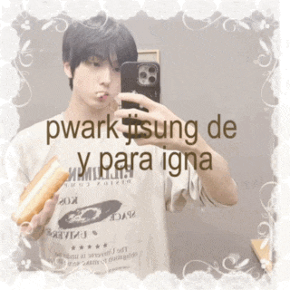 a man is taking a picture of himself in a mirror with the words pwark jisung de y para igna below him