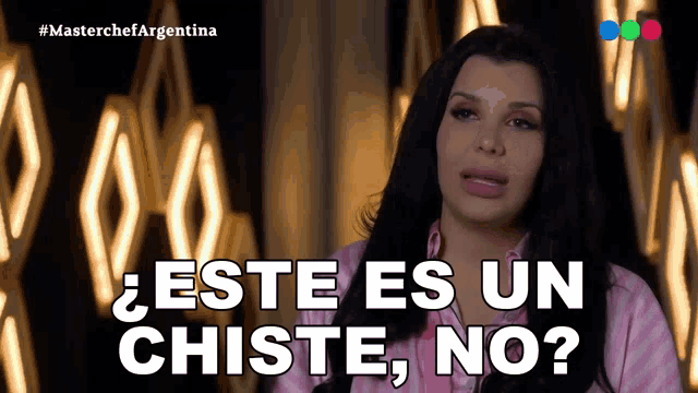 a woman says " este es un chiste no " on a screen