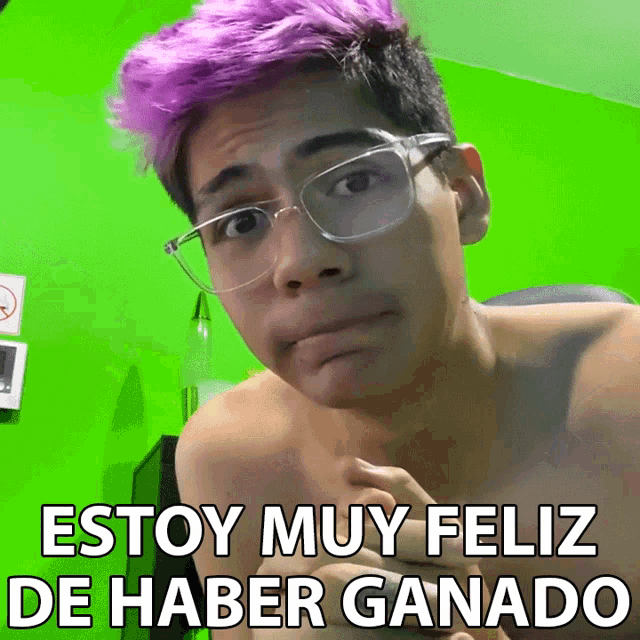 a shirtless man with purple hair and glasses says " estoy muy feliz de haber ganado "