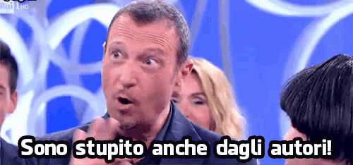 a man says sono stupito anche dagli autori in front of a crowd