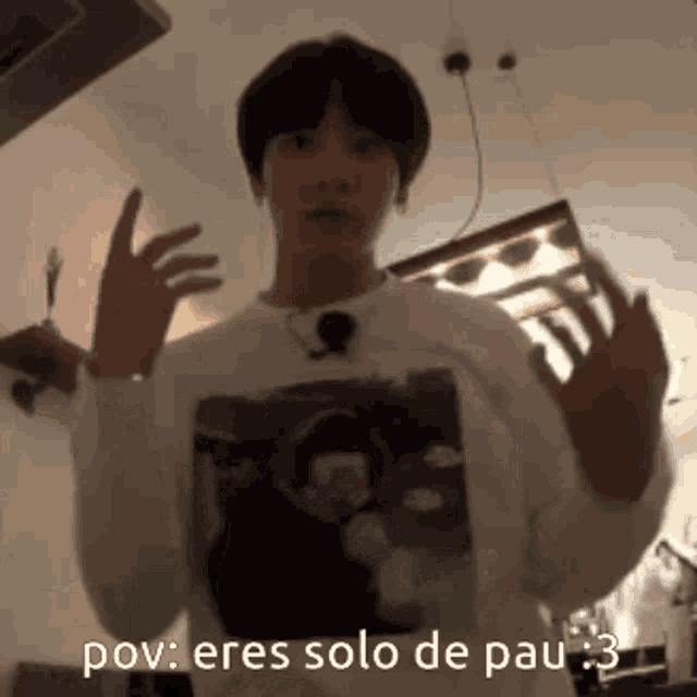 a man in a white shirt is standing in a room with his hands outstretched and says pov : eres solo de pau 3