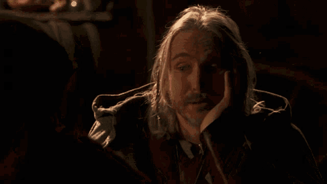 a man in a red jacket with the words eclaircifions la situation above him