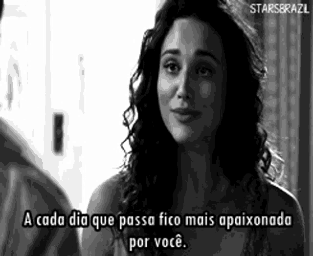a black and white photo of a woman with the caption " a cada dia que passa fico mais apaixonado por você "