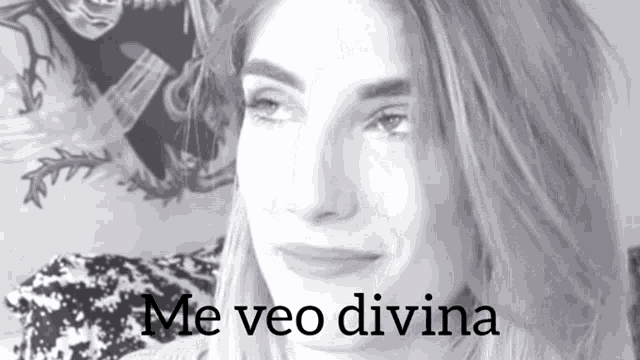 a black and white photo of a woman with the words me veo divina written below her