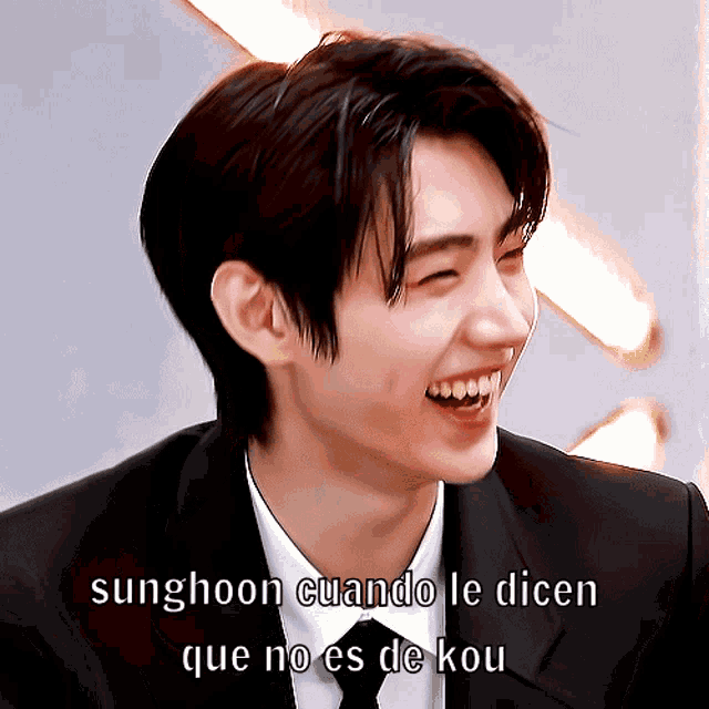 sunghoon cuando le dicen que no es de kou is written above a man in a suit and tie