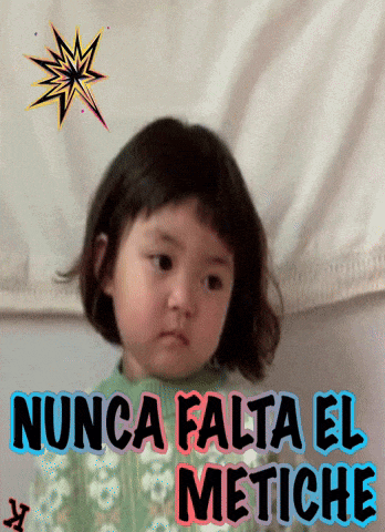 a picture of a little girl with the words " nunca falta el metiche "