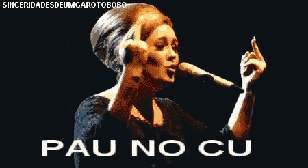 a woman singing into a microphone with the words pau no cu written below her