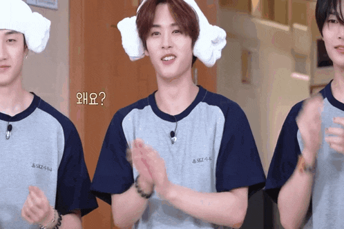 a boy with a towel around his head is clapping