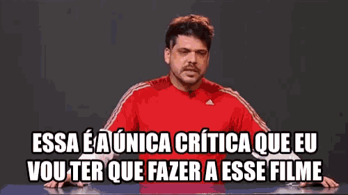 a man in a red adidas shirt says essa e a unica critica que eu vou ter que fazer a esse filme