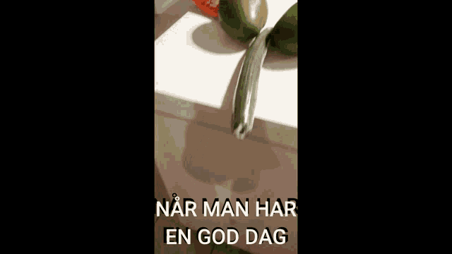 a mango and a cucumber on a cutting board with the words " nar man har en god dag "
