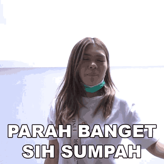 a woman wearing a mask says parah banget sih sumpah