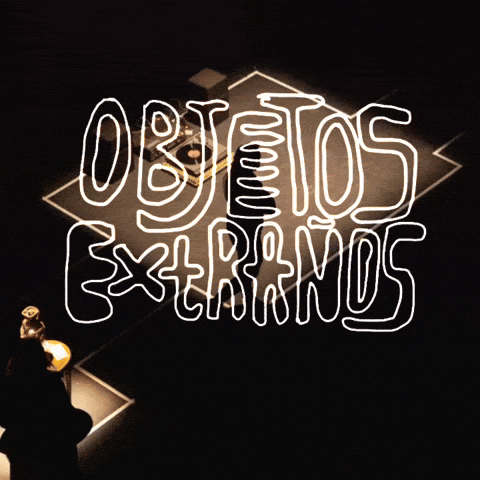 a sign that says objetos extranos artistas salchichas on it