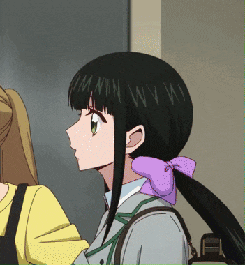 a girl with a purple bow in her hair has the letter w written on her hair