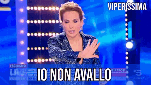 a woman stands in front of a blue background that says viperissima on it