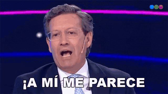 a man wearing glasses and a suit says a mi me parece