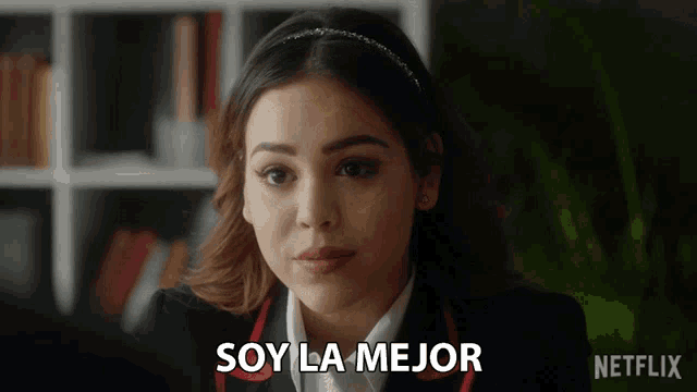 a woman in a suit says soy la mejor