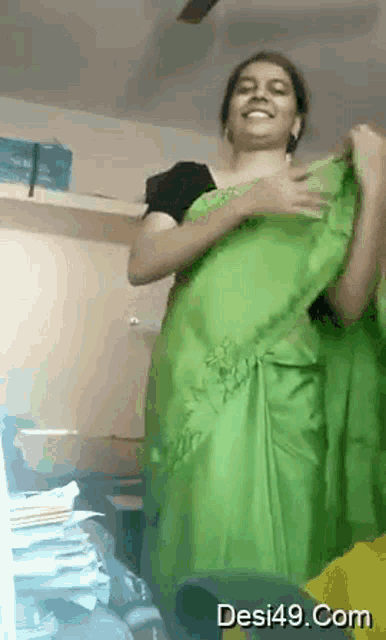 Sareefans Saree Hot GIF - Sareefans Saree Hot Saree Romance GIFs
