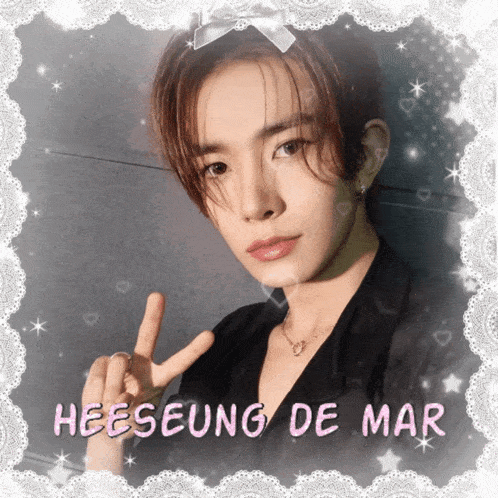 a picture of a boy with the name heeseung de mar