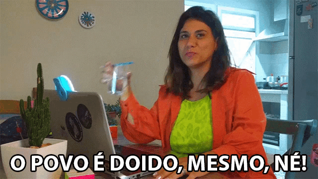 a woman sitting in front of a laptop with the words o povo e doido mesmo ne written above her